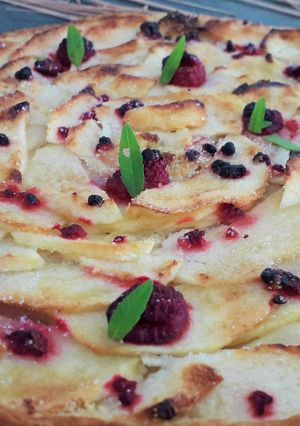 Une photo de Tarte fine aux pommes et framboises