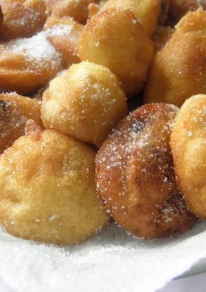Una foto de Buñuelos de manzana, de banana, de pasas de uva, de chips de chocolote
