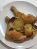 Cuartos traseros de pollo asados al horno con patatas panaderas