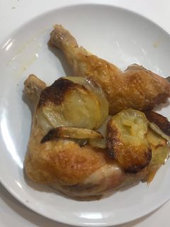 Una foto de Cuartos traseros de pollo asados al horno con patatas panaderas