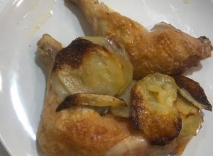 Una foto de Cuartos traseros de pollo asados al horno con patatas panaderas