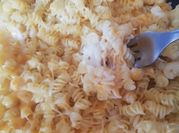 Une photo de mac and cheese cheddar