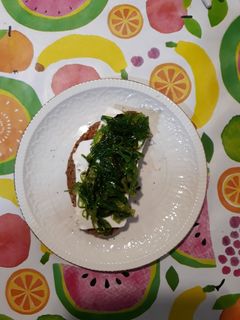 Una foto de Tostada con especias, queso fresco y algas wakame