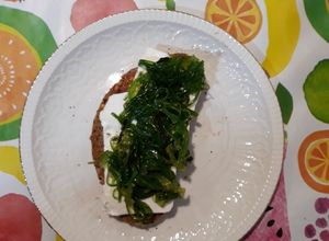 Foto principal de Tostada con especias, queso fresco y algas wakame