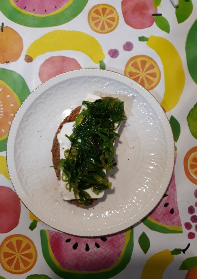 Una foto de Tostada con especias, queso fresco y algas wakame