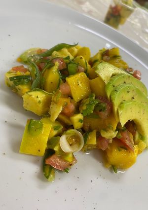 Una foto de Ceviche vegano de mango y aguacate