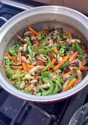 عکسی از دستور چیکن چومین غذای چینی خوشمزه🧧😋
