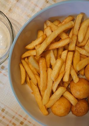 Gluténmentes sajtgolyók hasábbal és tartármártással recept fotója