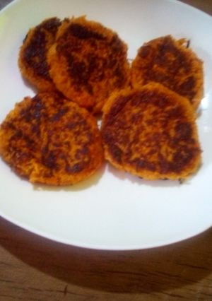 Una foto de Tortitas de zanahoria con queso cheddar