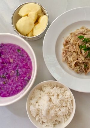 Hình của món Cơm nhà: canh khoai mỡ- giá xào thịt ăn với cơm trắng.