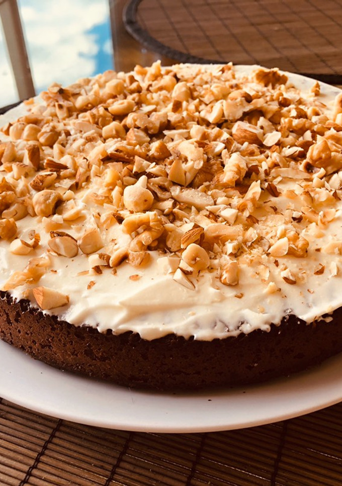 Una foto de Torta de Chocolate con cobertura de crema y frutos secos 🍰🍰🍰🍰😋😋😋😋