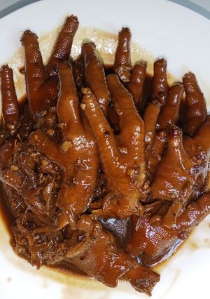 รูปของ ตีนไก่ตุ๋นซีอิ๊วดำ (Braised Chicken Feet in Black Soy Sauce)