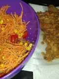 Escalope con ensalada de zanahoria, choclo y tomate cherry