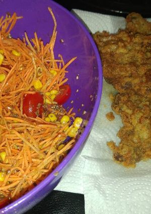 Una foto de Escalope con ensalada de zanahoria, choclo y tomate cherry