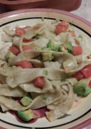 Una foto de Fideos caseros con tomate y palta