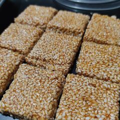 A picture of Til chikki.