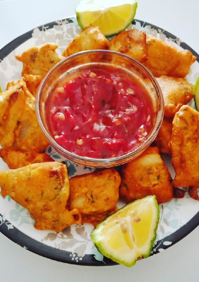 A picture of Fish Bhajia with Kachumbari.