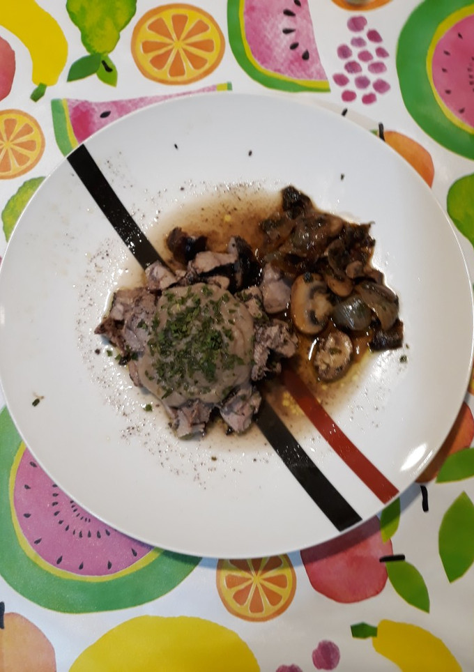 Una foto de Espalda de jabalí con especias y salsa de manzana