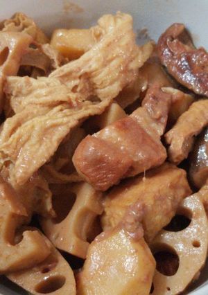 A picture of Fermented beancurd with lotus roots and ribs 南乳蓮藕炆排骨.