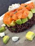 Riso venere, avocado e tartare di salmone