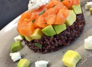 Foto di Riso venere, avocado e tartare di salmone