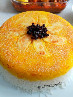 عکسی از دستور ته دیگ سیب زمینی کنجدی زعفرانی