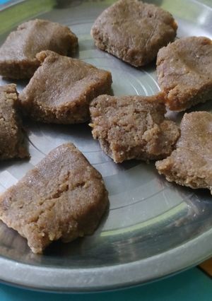 आटे की पंजीरी (aate ki panjiri recipe in Hindi) रेसिपी मुख्य फोटो