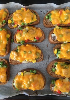 Hình của món Bánh mì nguyên cám phủ rau củ nấm mix cheese nướng.