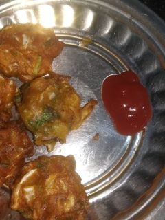 முட்டை கோஸ் போண்டா (Muttaikosh bonda recipe in tamil) செய்முறை முக்கிய புகைப்படம்