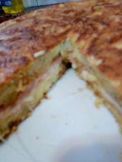Una foto de Tortilla de papas rellena de jamón y queso