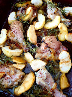 Almás-rozmaringos csirkecombok🍎🍗 recept fotója