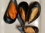 Una foto de mejillones a la brasa