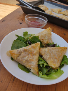 Una foto de Triángulos de carne y queso con masa filo