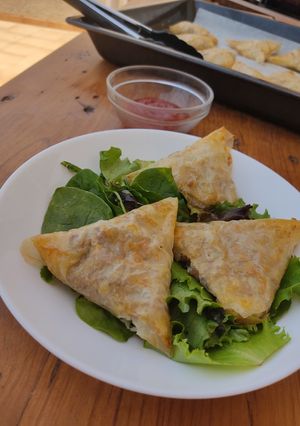 Una foto de Triángulos de carne y queso con masa filo