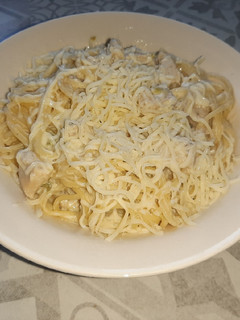 Una foto de Espaguetis con salsa blanca