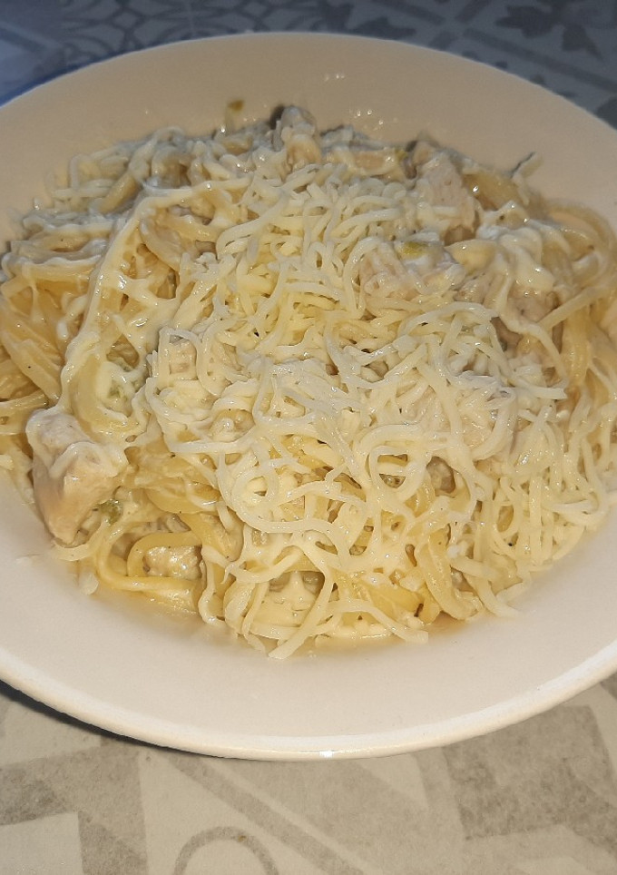 Una foto de Espaguetis con salsa blanca