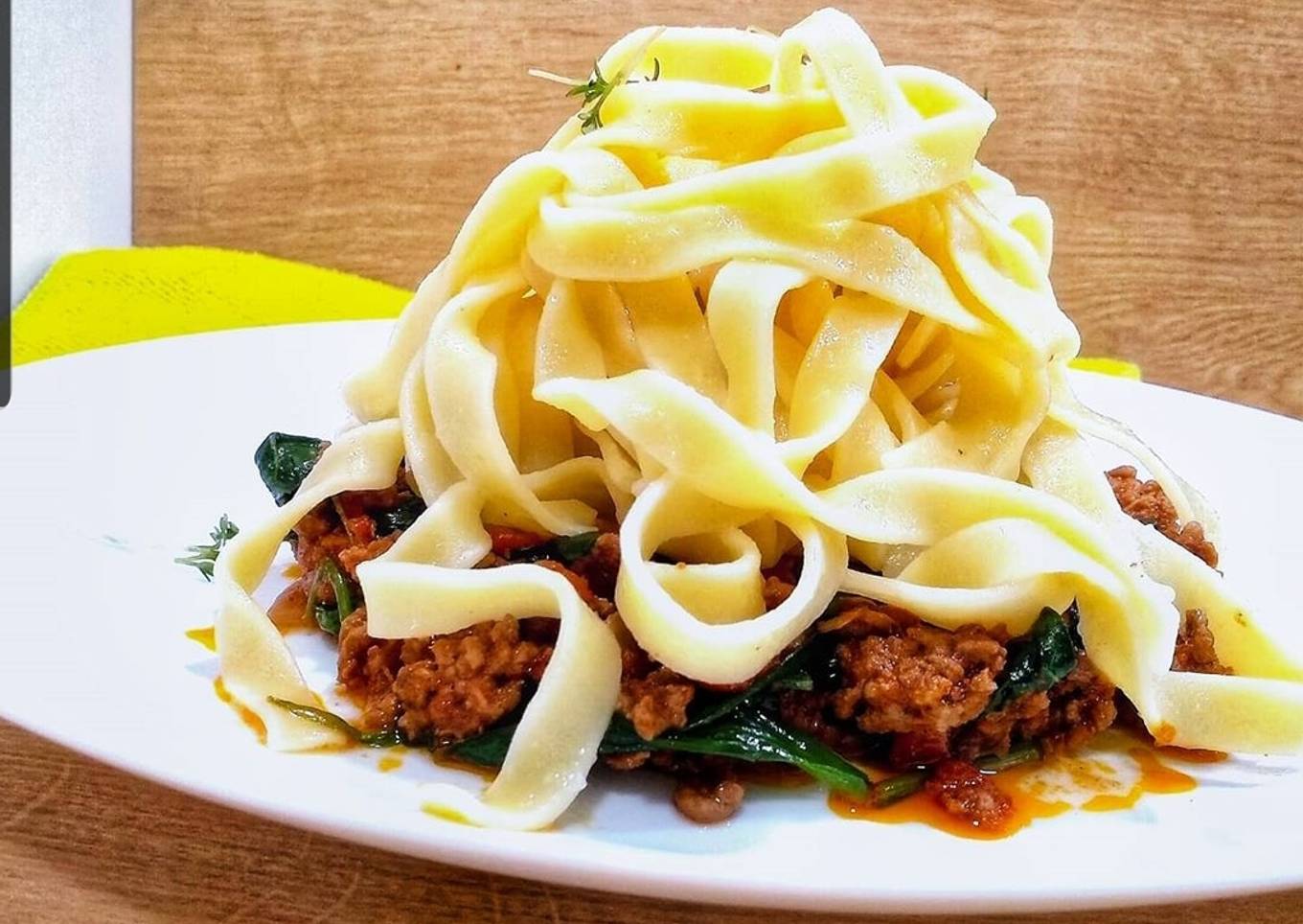 Tagliatelle bolognese with spinach