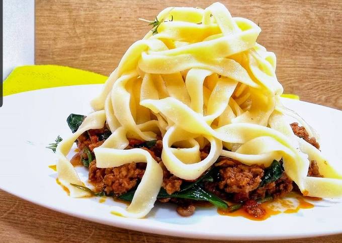 Tagliatelle bolognese with spinach