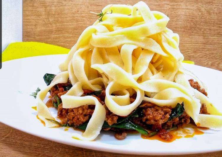 Tagliatelle bolognese with spinach