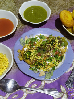 आलू टिक्की चाट (aloo tikki chaat recipe in Hindi) रेसिपी मुख्य फोटो