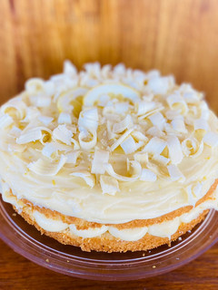 Una foto de Torta de limón y cream cheese de chocolate blanco 🍋