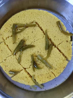 बेसन का ढोकला (besan ka dhokla recipe in Hindi) रेसिपी मुख्य फोटो