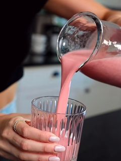 صورة لوصفة حليب الشوفان و الفراولة