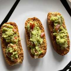 Una foto de #663 Guacamole con crostini integrali 🥑🍋🍅