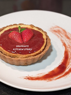 A picture of Cheesecake Tart with strawberry compote.