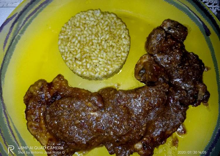 Fricandó de pollo con setas portobello y timbal de arroz