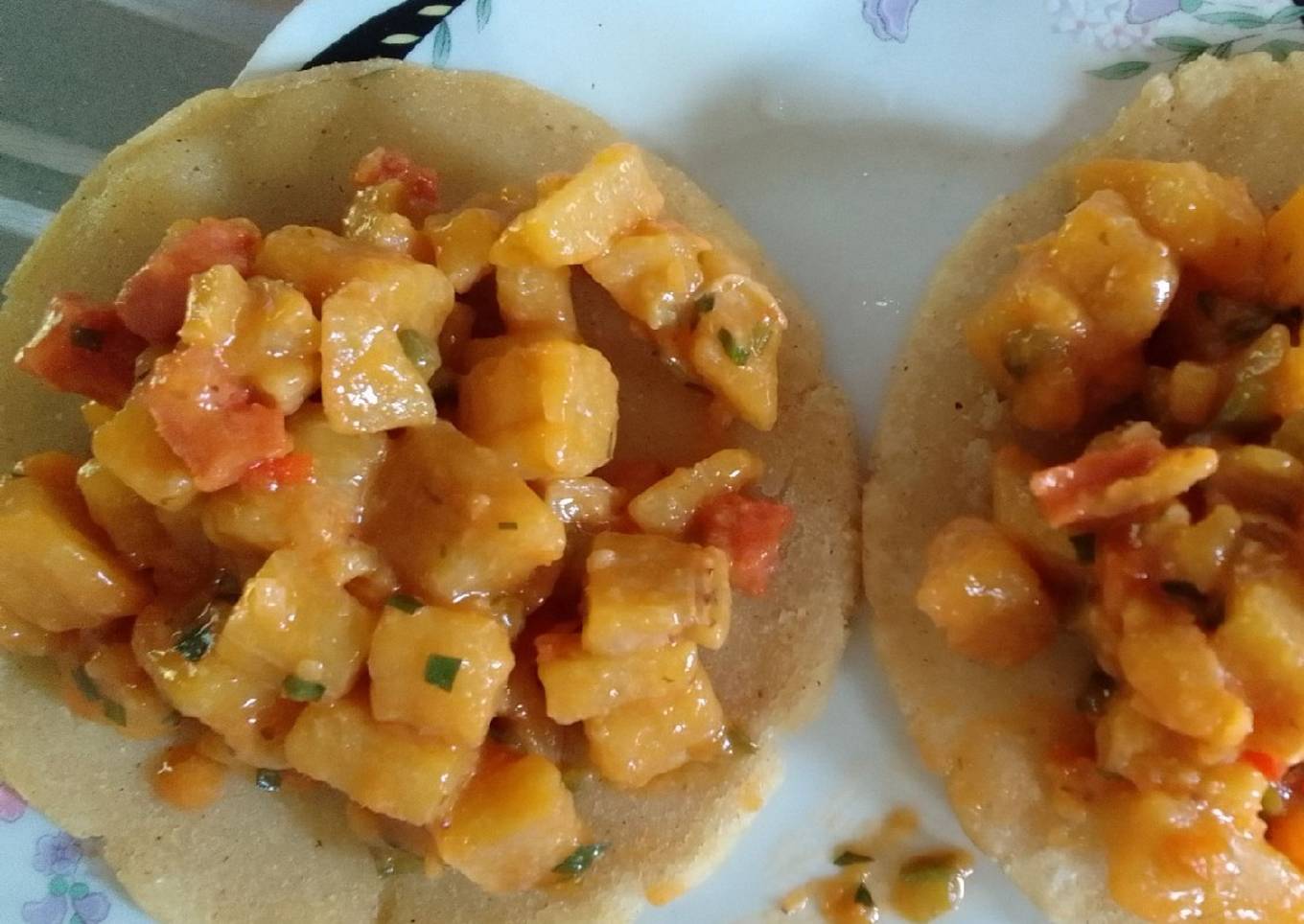 Gallo de picadillo de plátano con salchichón (carbonada)