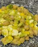 Ensalada de garbanzos, con aguacate, mango, queso feta y hierbabuena