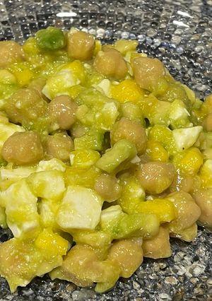 Una foto de Ensalada de garbanzos, con aguacate, mango, queso feta y hierbabuena