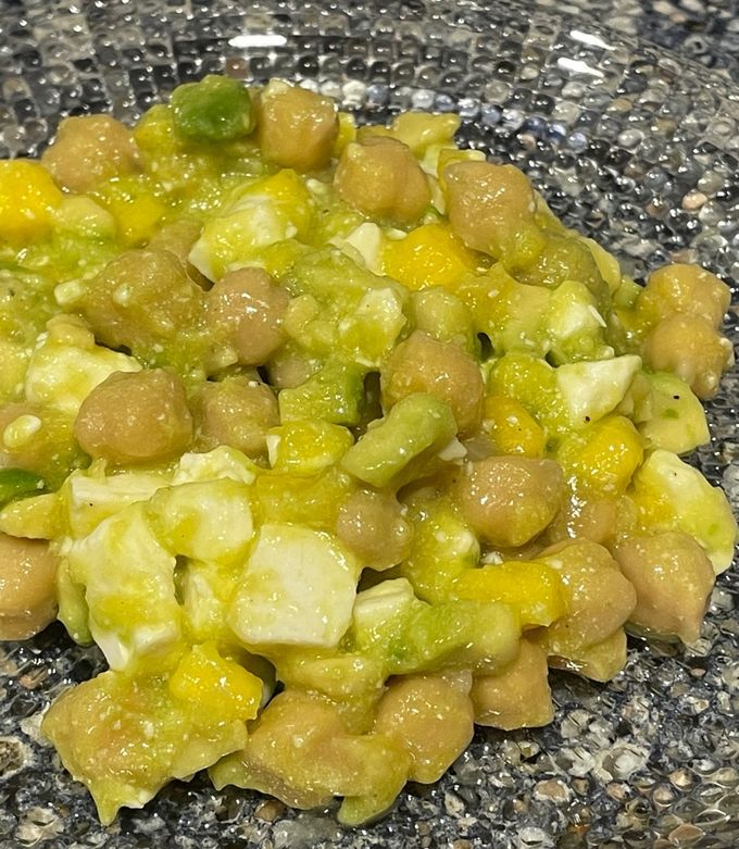 Foto principal de Ensalada de garbanzos, con aguacate, mango, queso feta y hierbabuena